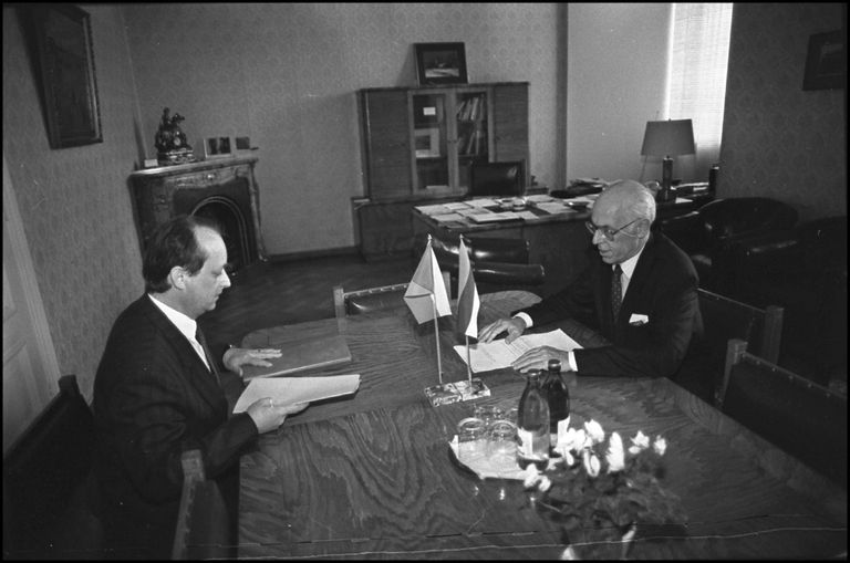 Välisminister Lennart Meri kohtumas Tšehhi ajutine asjur Josef Maćiŝekiga oma kabinetis Toompeal oktoobris 1991 (VM arhiiv). Sellest kabinetist tehti kõik tähtsad otsused 1990-91.