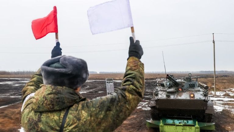 Российские военные учения проходили и еще продолжают проходить вблизи украинской границы. На фото - боевые стрельбы в Ростовской области