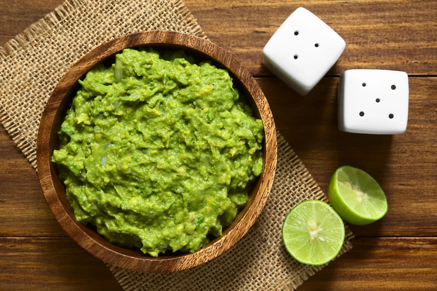 Guacamole valmistamiseks on vaja avokaado ära tükeldada.