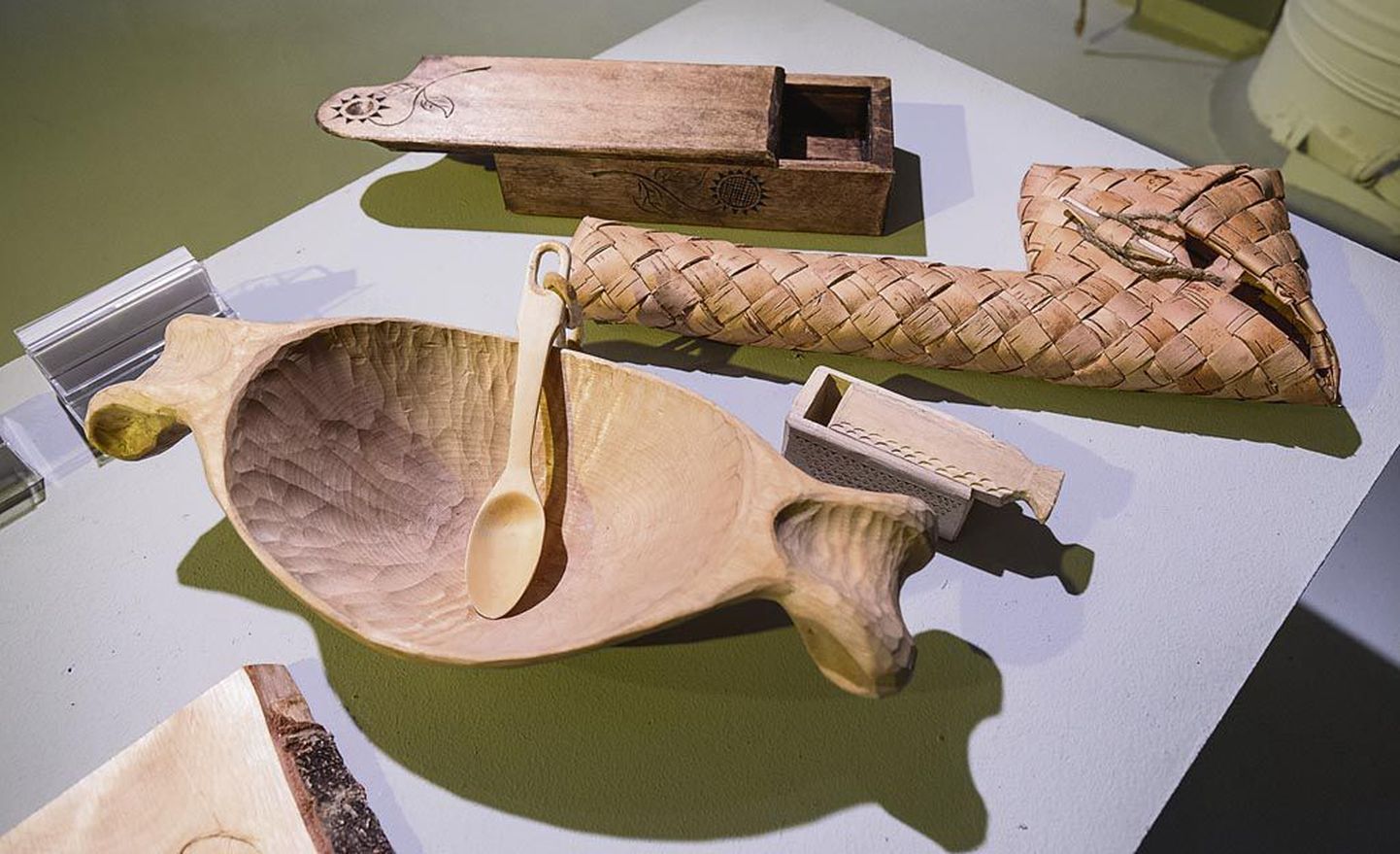 Pärnu muuseumis pakub külastajatele jätkuvalt huvi puidutöö tavasid tutvustav näitus “Puulased”.