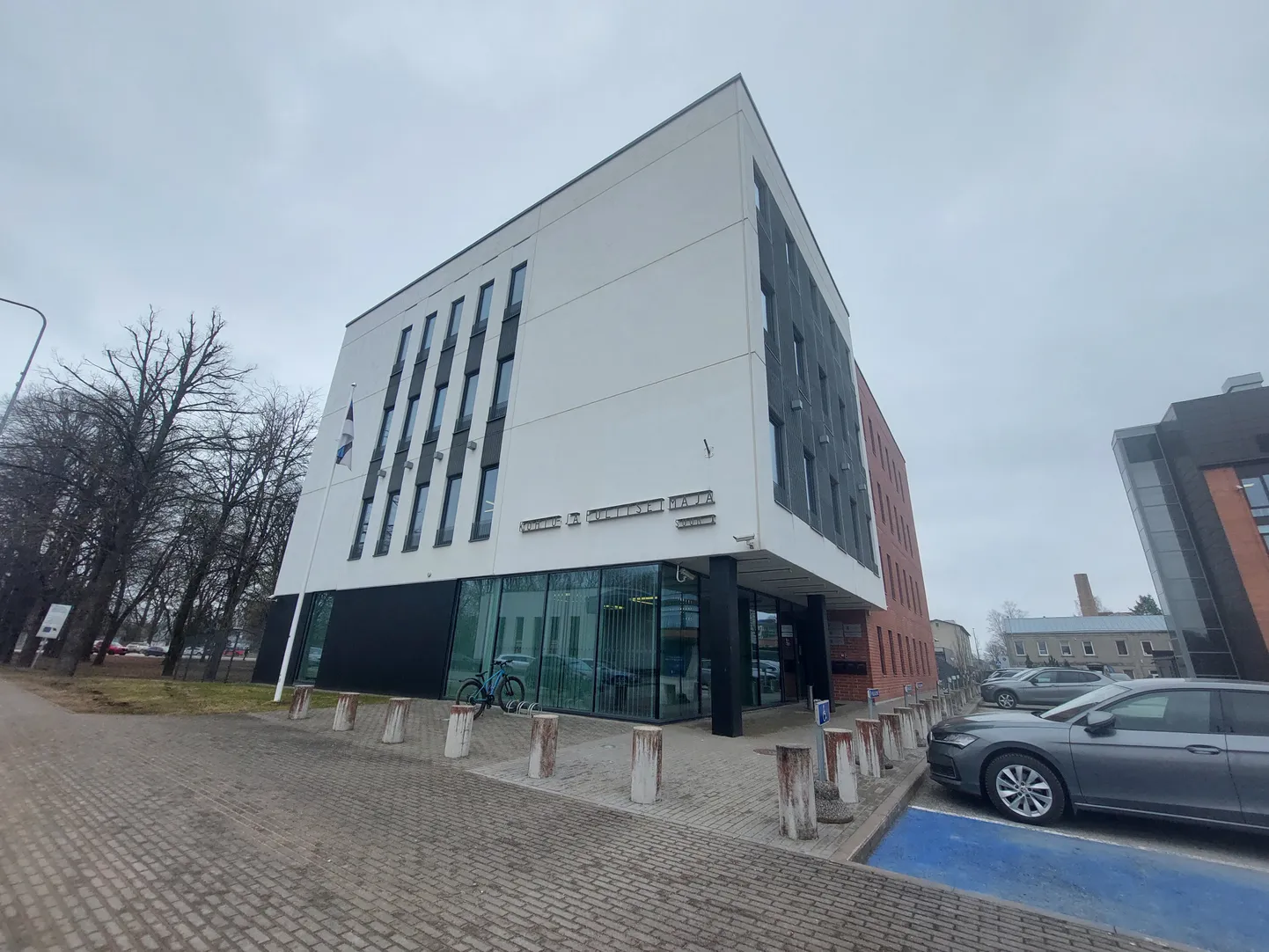 Tapmise süüasja arutamine käib Jõgeva kohtumajas.