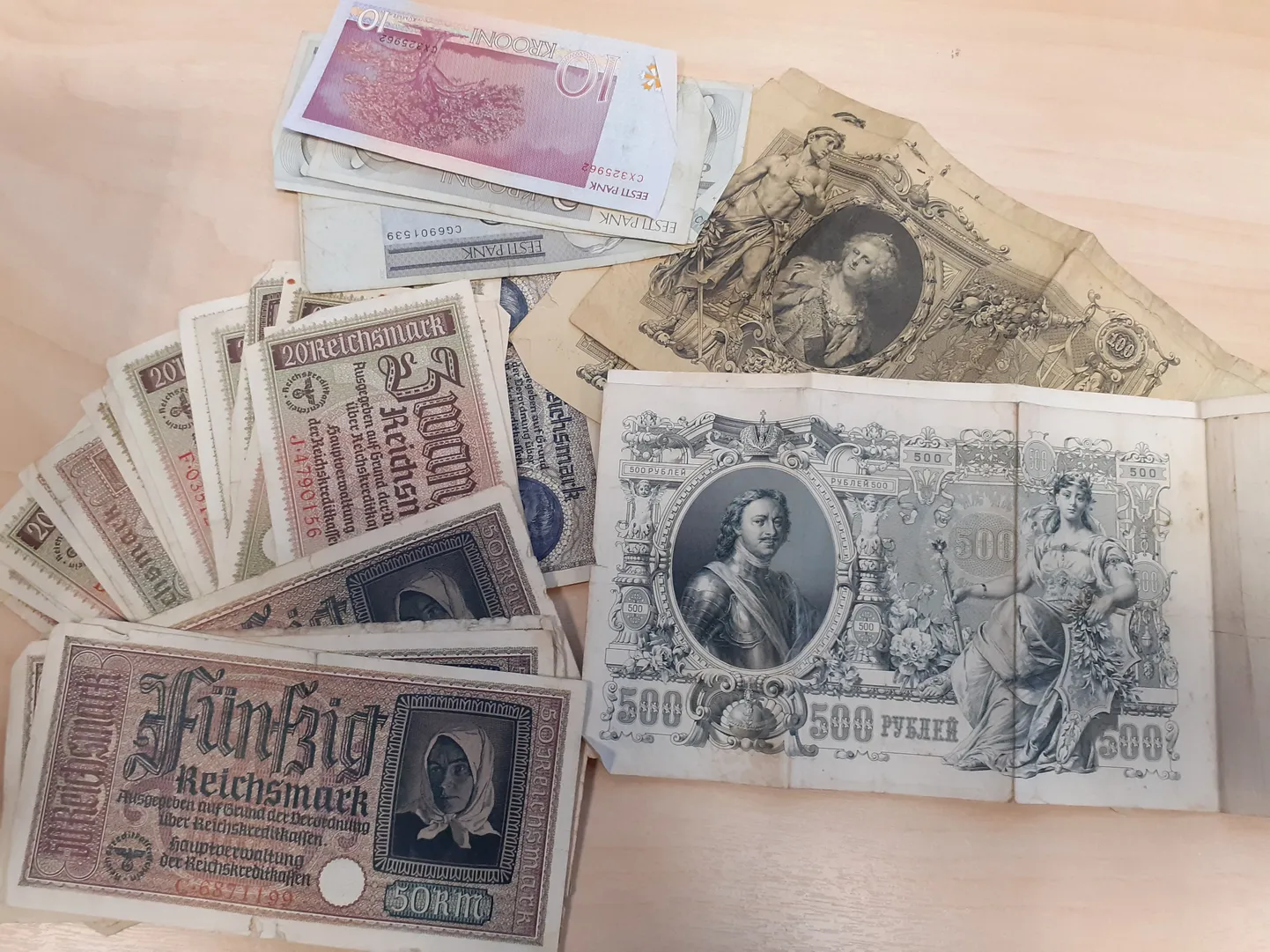 Pärnus annetati koos raamatutega kokku 1600 Tsaari-Venemaa rubla, 900 Saksa riigimarka ja 20 Eesti krooni.