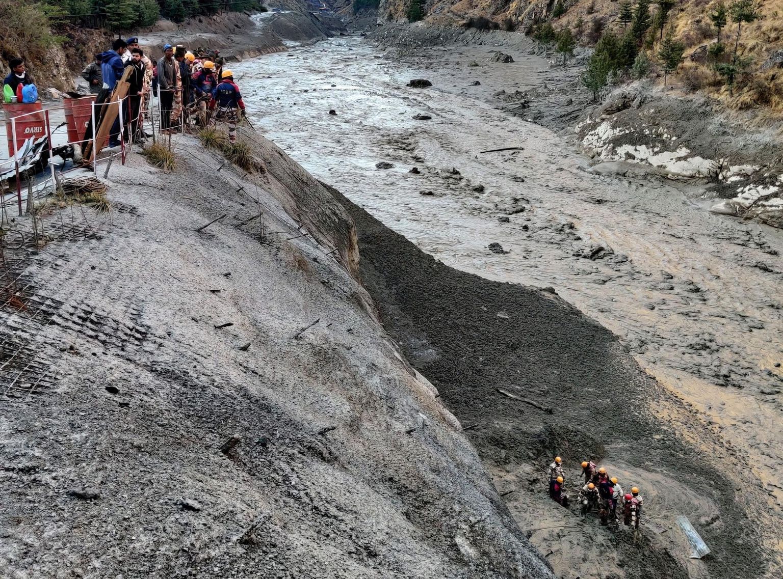 Indo-Tiibeti piiripolitsei liikmed otsivad tulvade järel ellujäänuid Chormi küla juures Põhja-Indias Uttarakhandi osariigis.