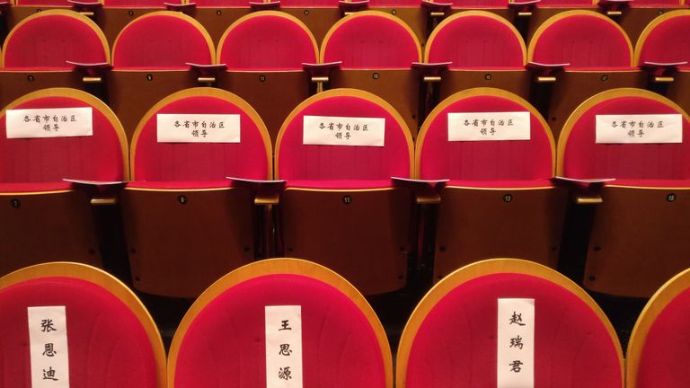 Istekohad ootavad Shanghai Suures teatris ametlikke ja volitatud isikuid. 