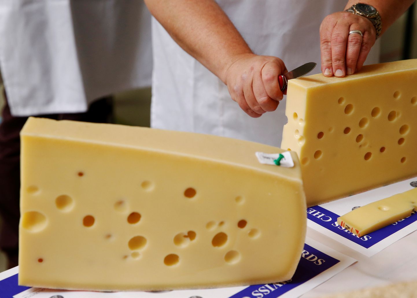 Šveitsi juustu mudel näitab, kuidas erinevad meetmed koosmõjus koroonaviirusest nagu üksteise otsa laotud juustuviilud võitu saada aitavad.