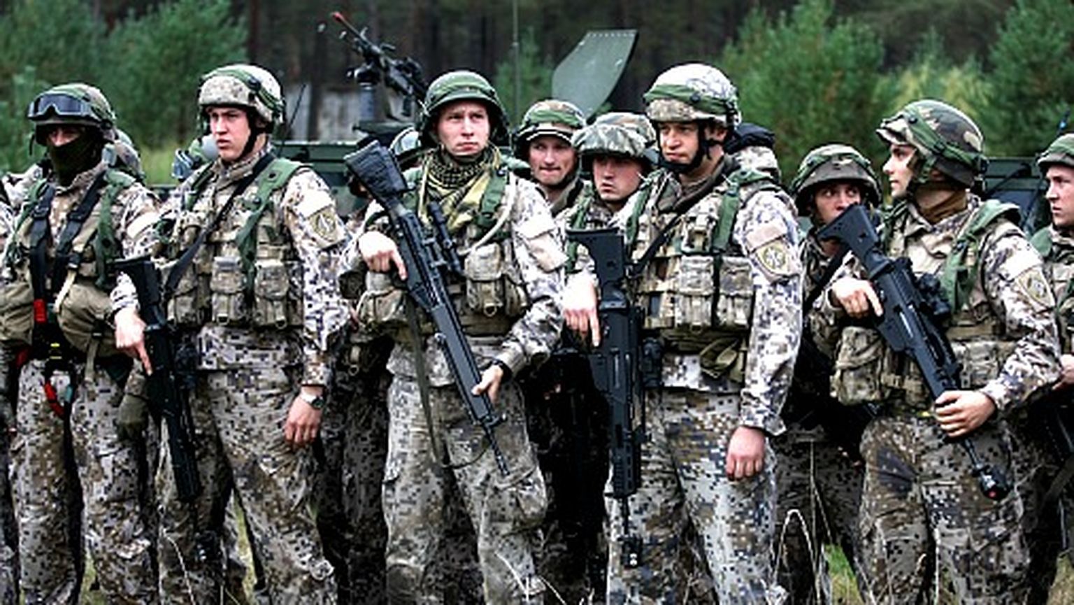 Латвийские солдаты на учениях в Адажи