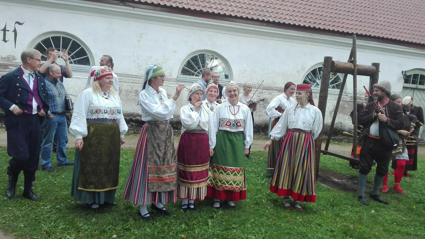 Lahemaa Rahwamuusikud nakatavad publikut pilli-, laulu- ja tantsulustiga.