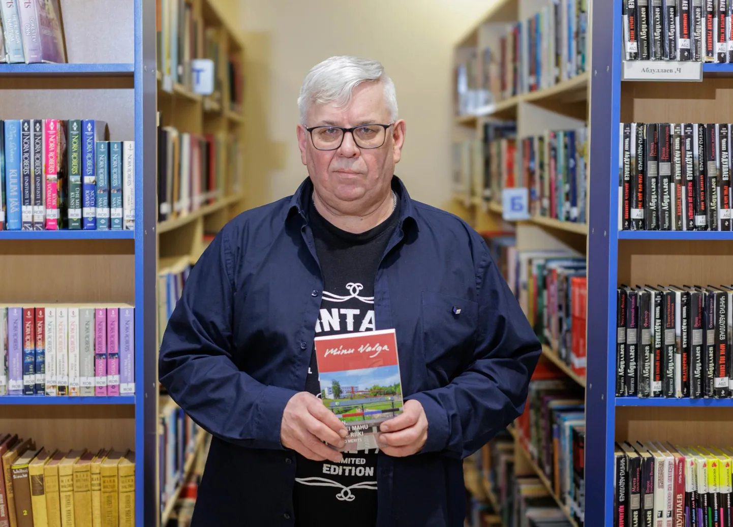 Kuido Merits näitab oma trükisooja raamatut «Minu Valga».