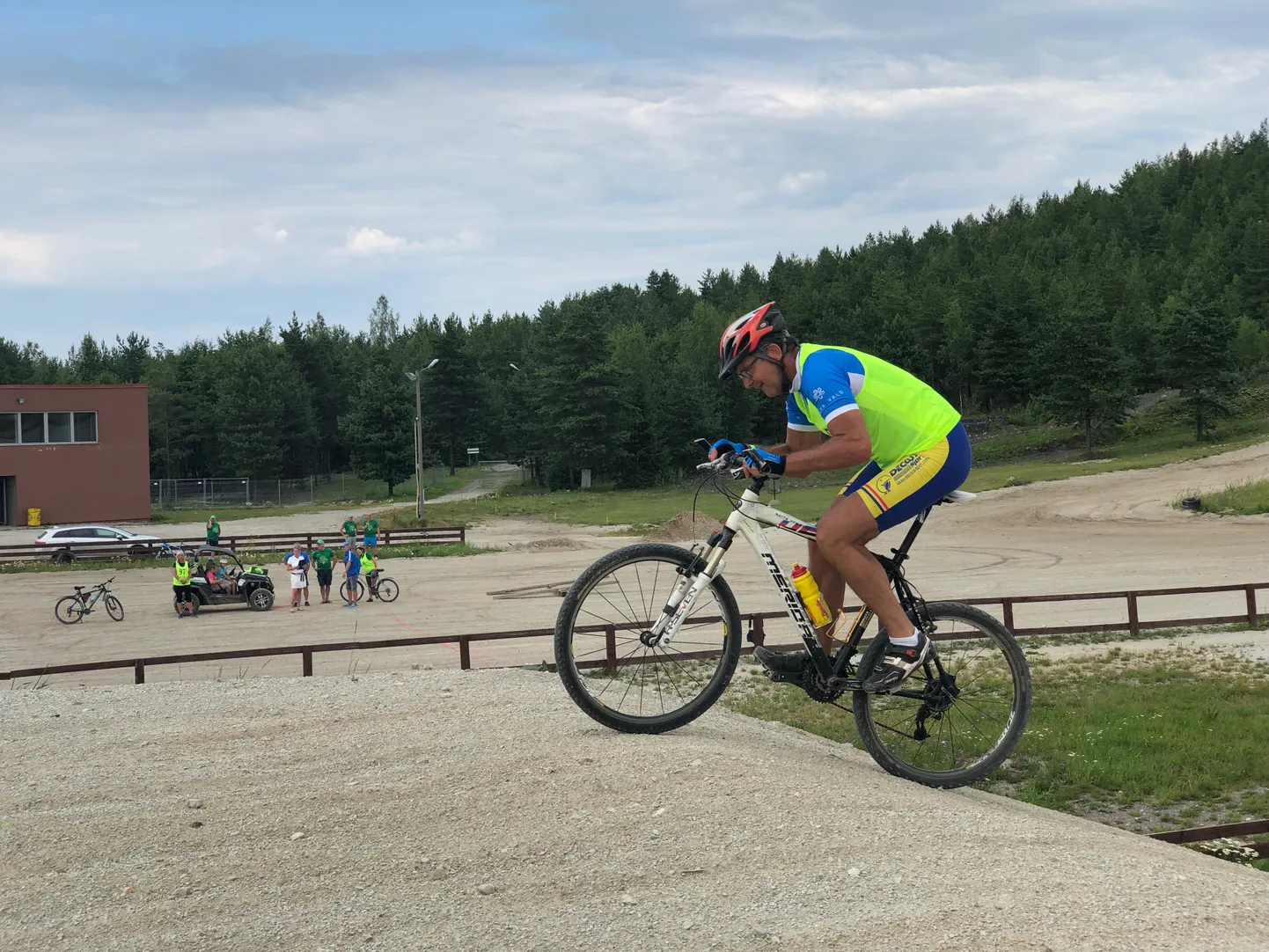 Elva vallavanem Toomas Järveoja jalgrattakrossis võistlemas.