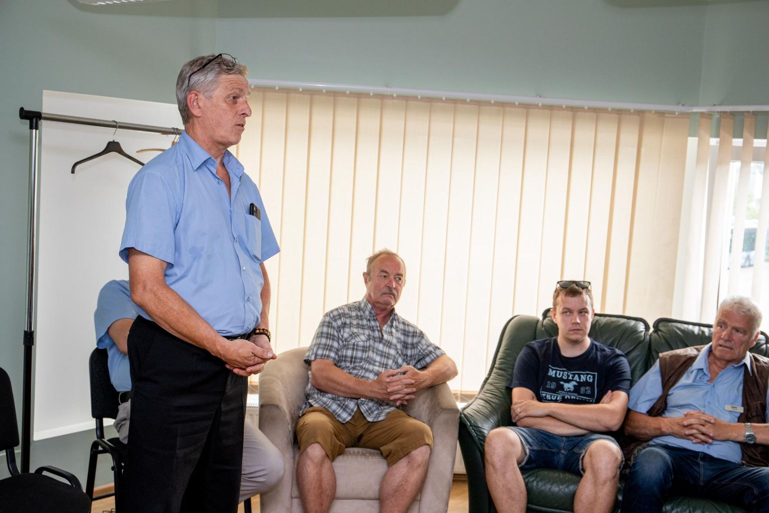 Tiit Übner (vasakul) rääkis ministrile, et bussijuhtide peamised probleemid tulenevad hanketingimusest, et võitjaks kuulutatakse madalaima hinnaga pakkumise tegija.