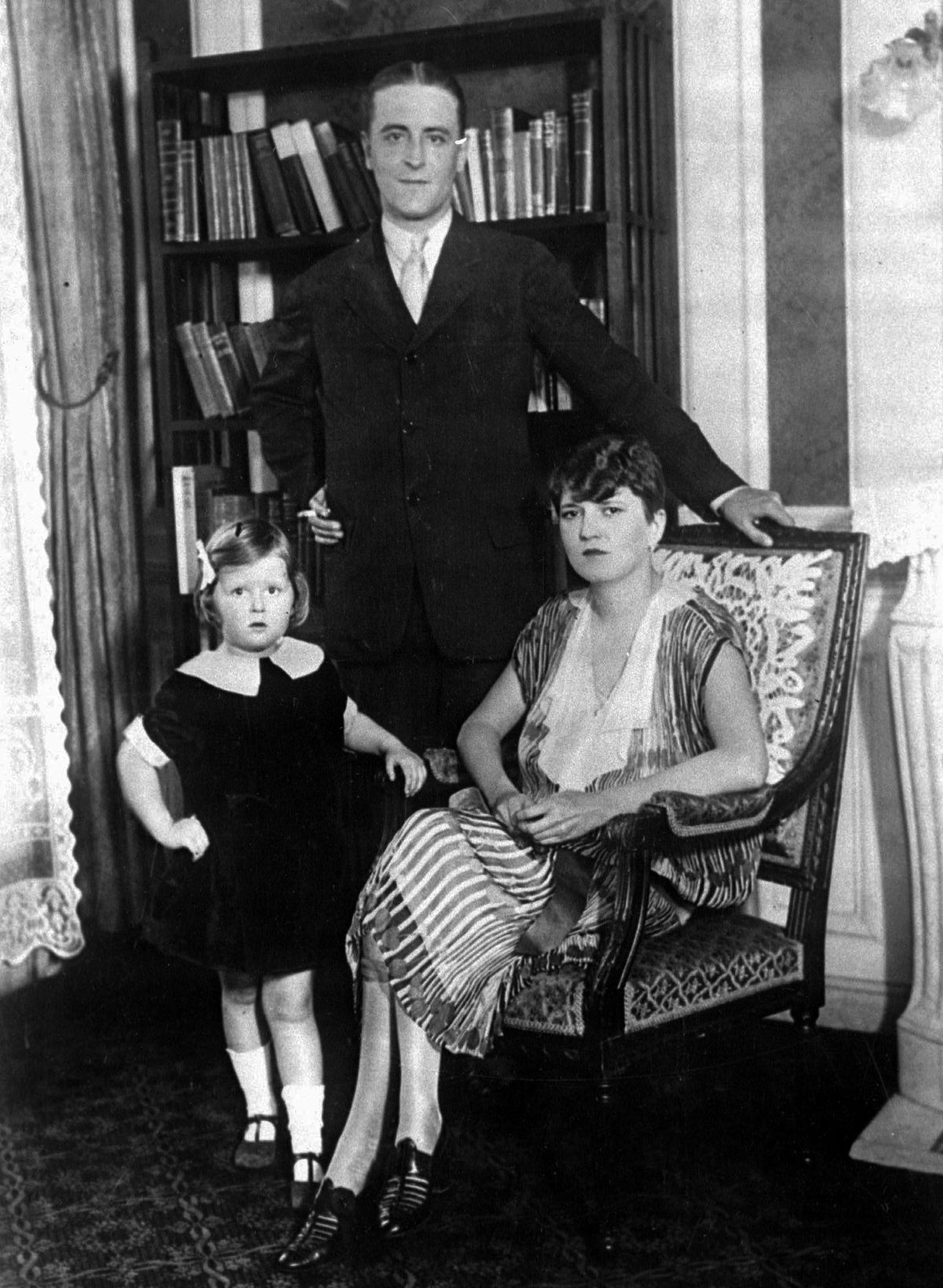 F. Scott Fitzgerald oma naise Zelda ja tütre Scottyga Pariisi korteris 1926. aastal.