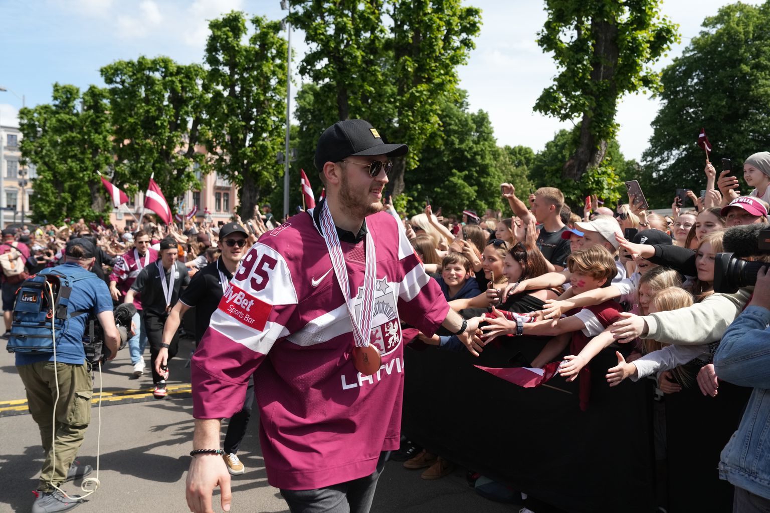 Latvijas hokeja izlases spēlētājs Oskars Batņa pie Brīvības pieminekļa, kur notiek bronzas medaļas Pasaules čempionātā hokejā izcīnījušās Latvijas hokeja izlases tikšanās ar līdzjutējiem.