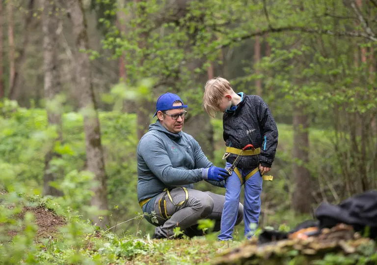 Juhendaja Ivo Leek kontrollib hoolikalt ja oma käega kogu varustuse üle, enne kui julge poisi puude vahele turnima laseb.