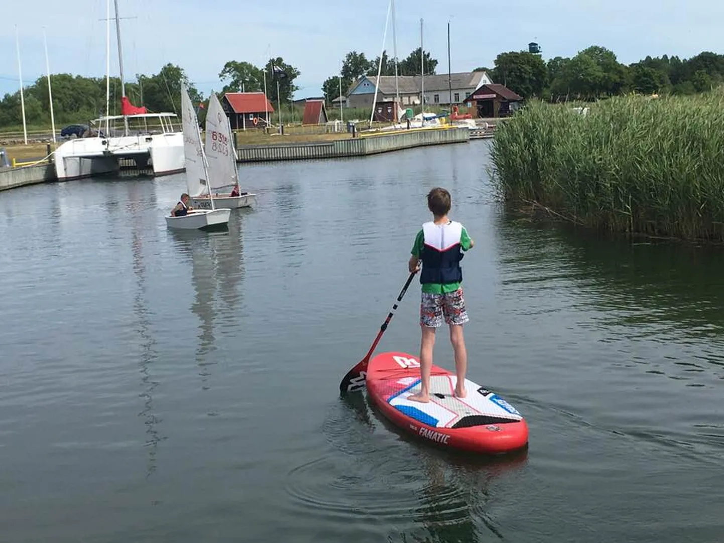 Sõru Merekooli noored 2018. aasta suvel Sõru sadamas purjetamas ja aerutamas