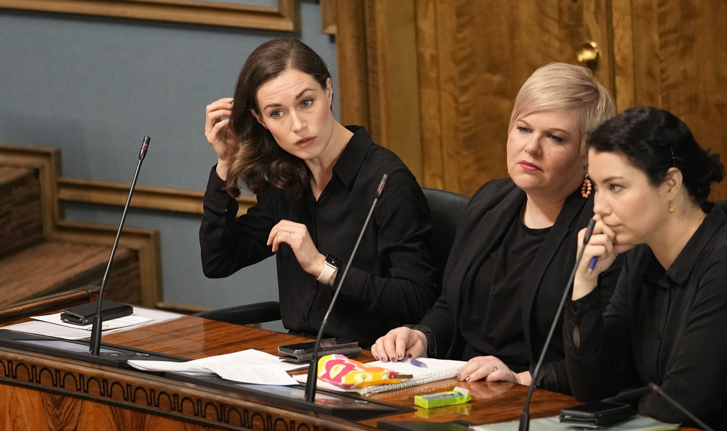 Soome peaminister Sanna Marin (vasakul) ja rahandusminister Annika Saarikoski (keskel) 16. mail.