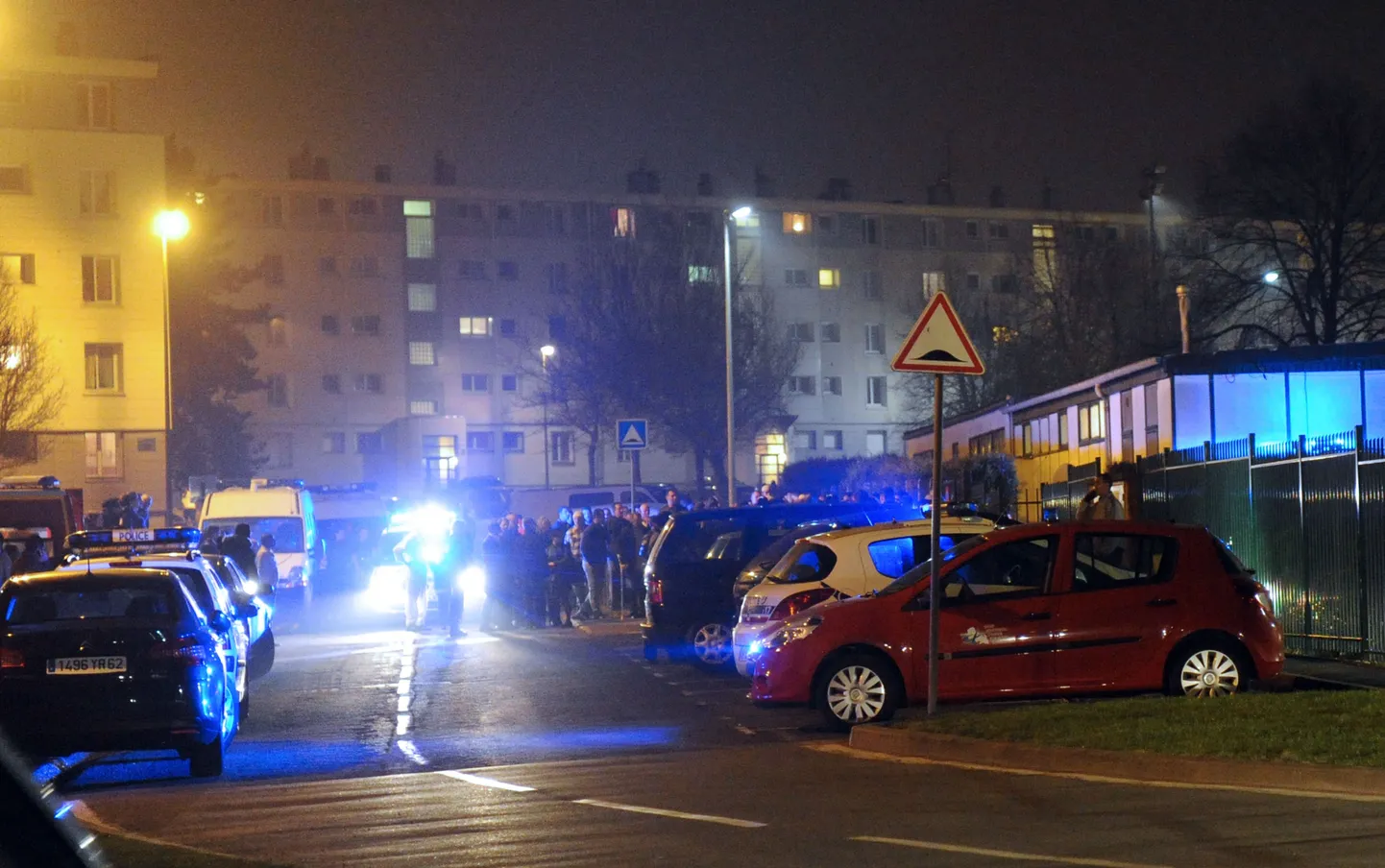 Prantsusmaa Arrase linnas tappis ilmselt vaimselt ebastabiilne mees pesapallikurikaga mošees inimese.