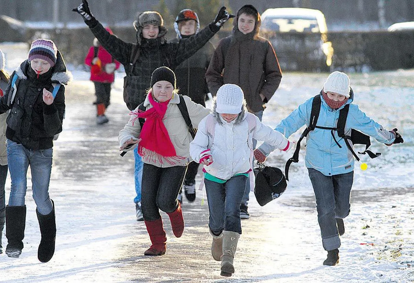 Nii nagu nende eakaaslasedki, veetsid Viljandi Jakobsoni kooli õpilased eile tegusa koolipäeva ja pärast koduteel end külmast häirida ei lasknud.