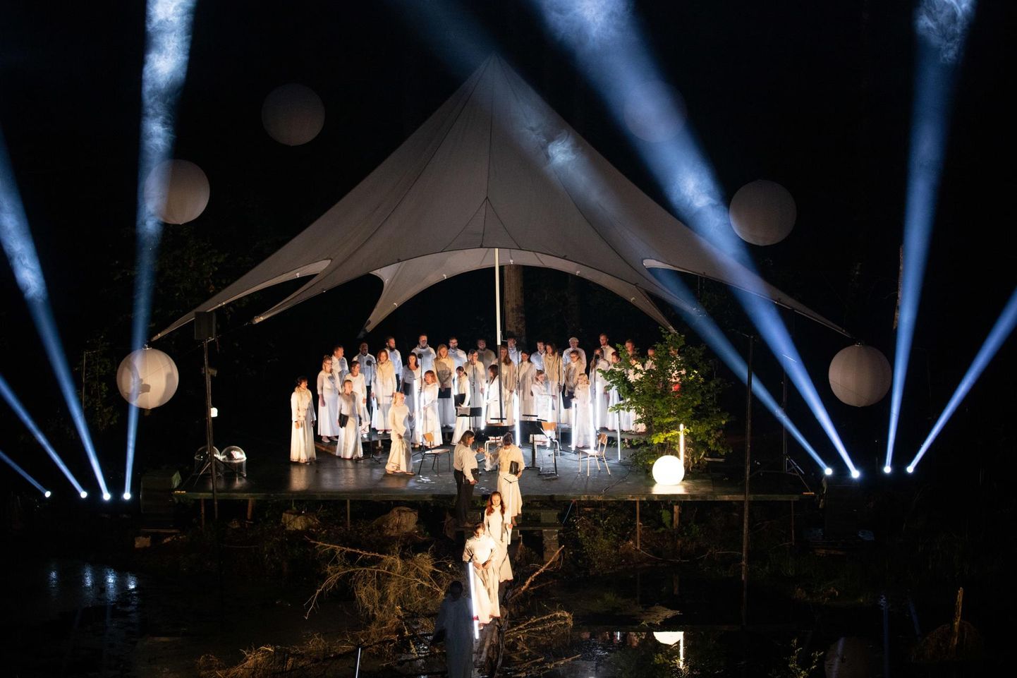 Kontsertetenduse «Thule mustrid» teatrimetsas lõpetab Tartu kammerkoori Helü esitatud kolmeosaline «Laulud laulude laulust», mille Tõnu Kõrvits on kirjutanud aastal 2011.