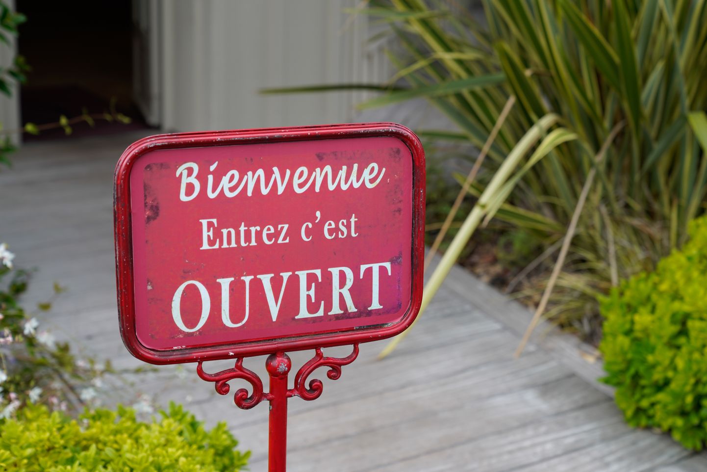 Prantsuskeelne silt: «Tere tulemast! Astuge sisse, oleme avatud». Prantsusmaal peavad konditsioneeriga poed uksed kinni, mitte avatuna hoidma, et energiat kokku hoida