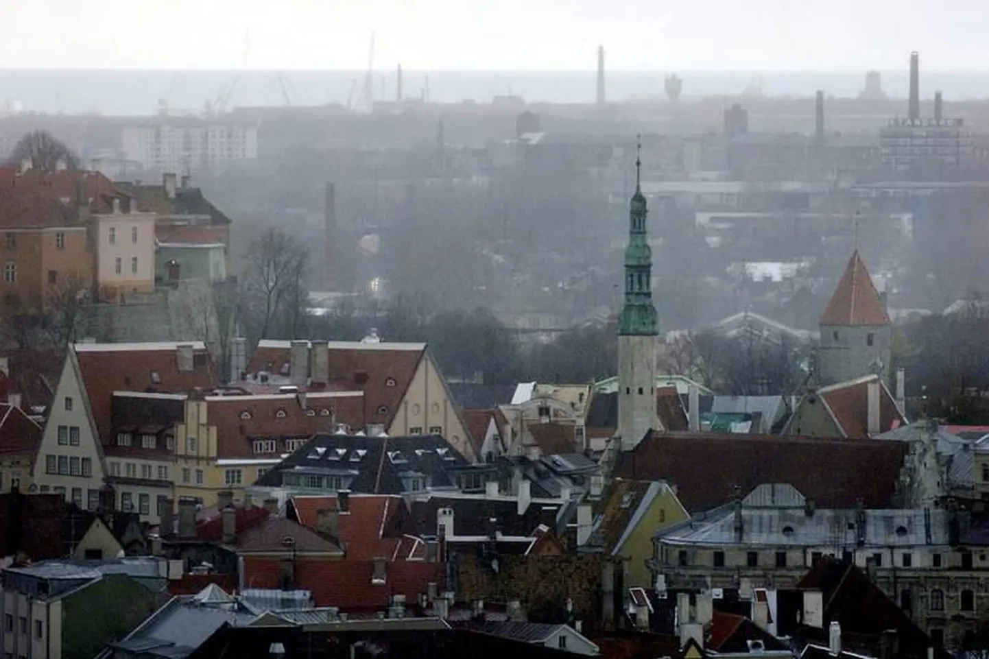 Vaade uduvihma mähkunud Tallinna vanalinnale.