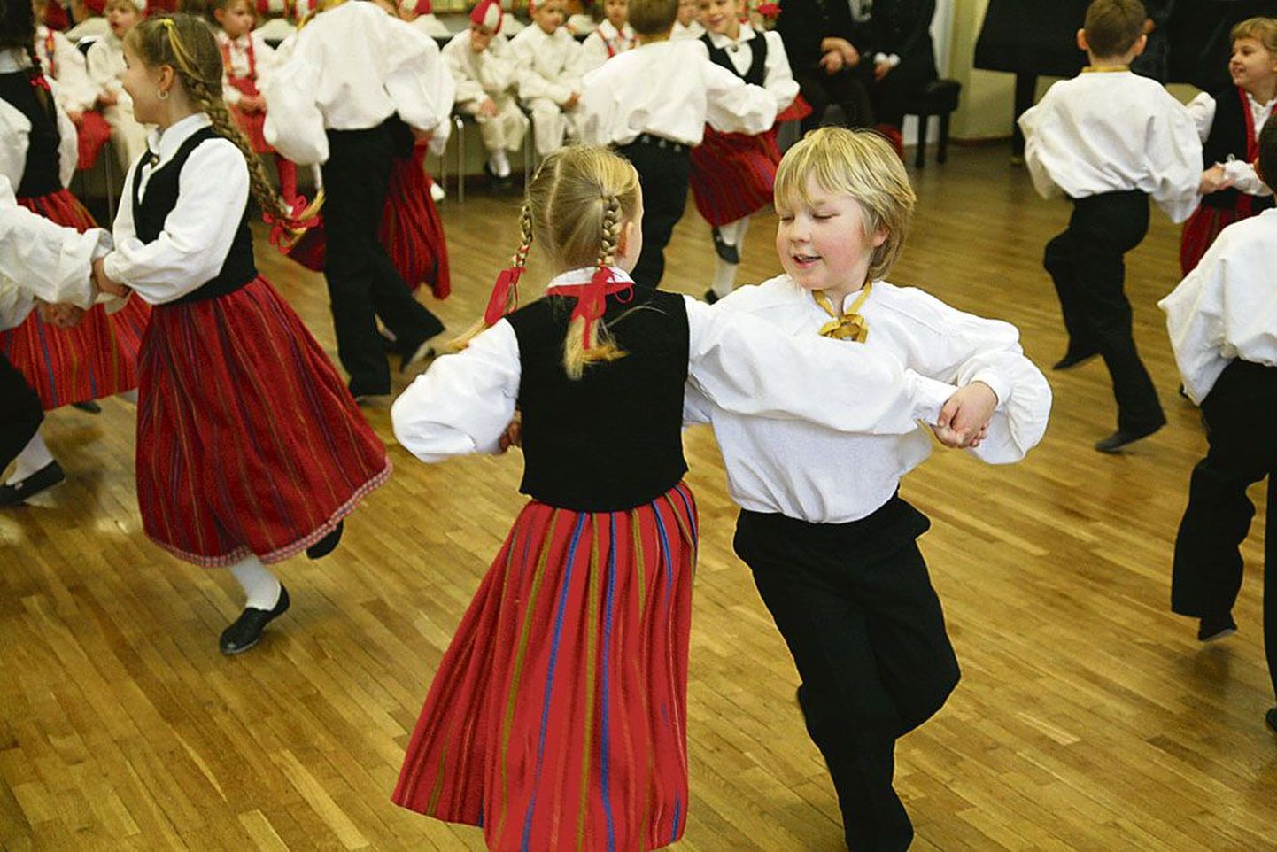 Lastel said tantsud selgeks juba eelproovide ajaks, pildil harjutavad ühisgümnaasiumi saalis algklasside õpilased.
