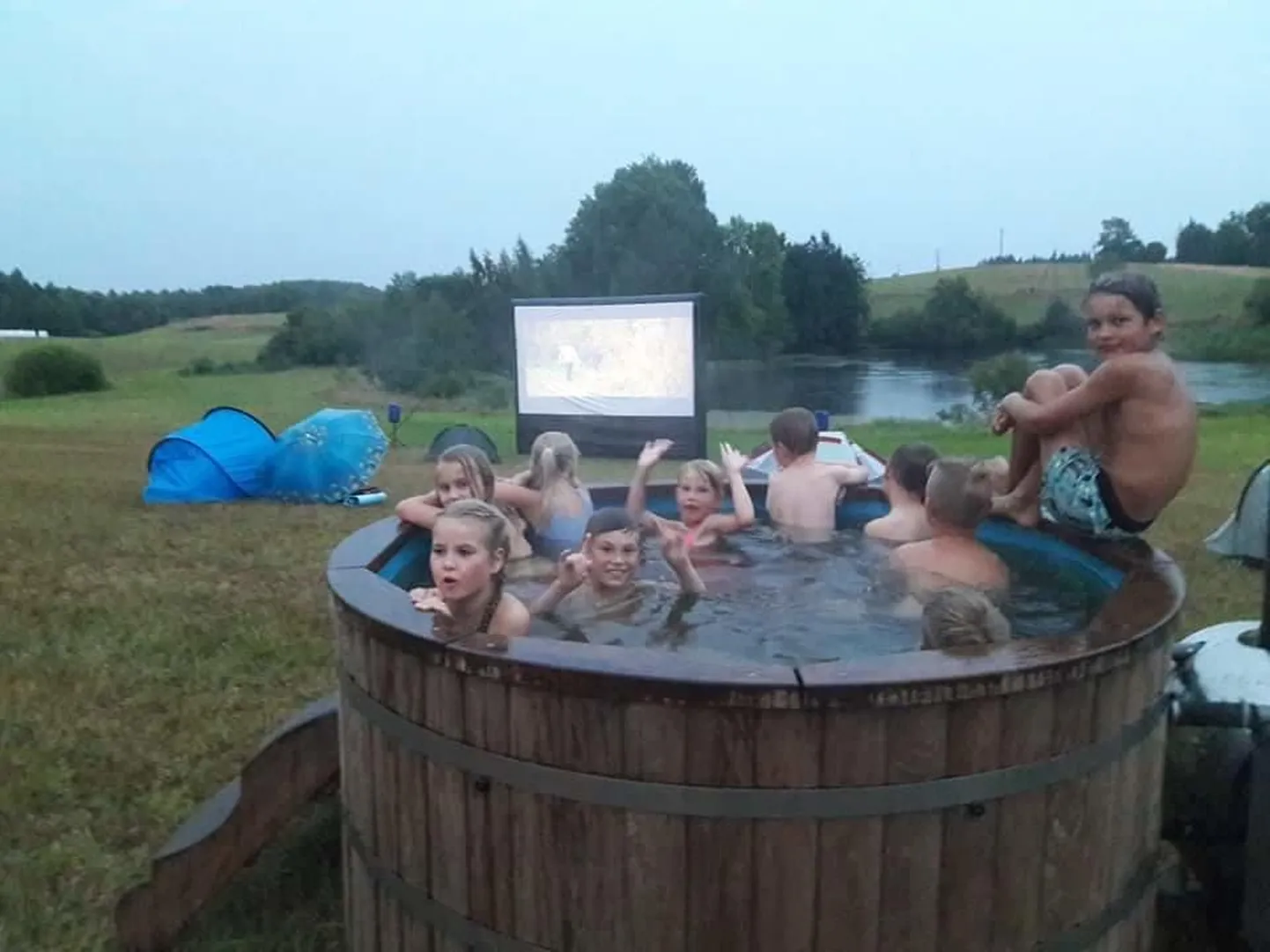 Otepää lähedal asuvas Pedajamäe järvekinos saab filme nautida ka otse tünni­saunast.
