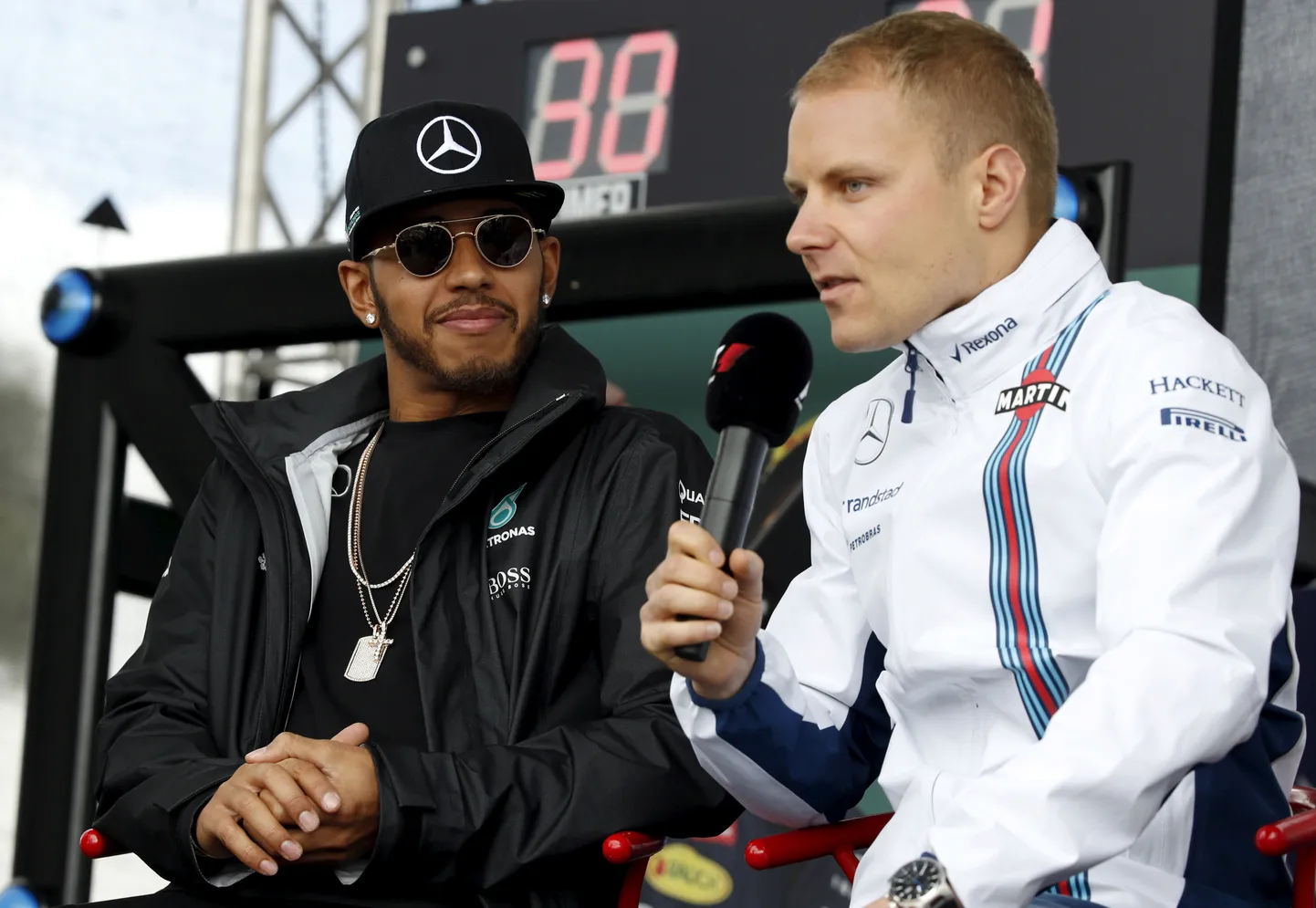Valtteri Bottas (paremal) ja tema värske meeskonnakaaslane Lewis Hamilton.