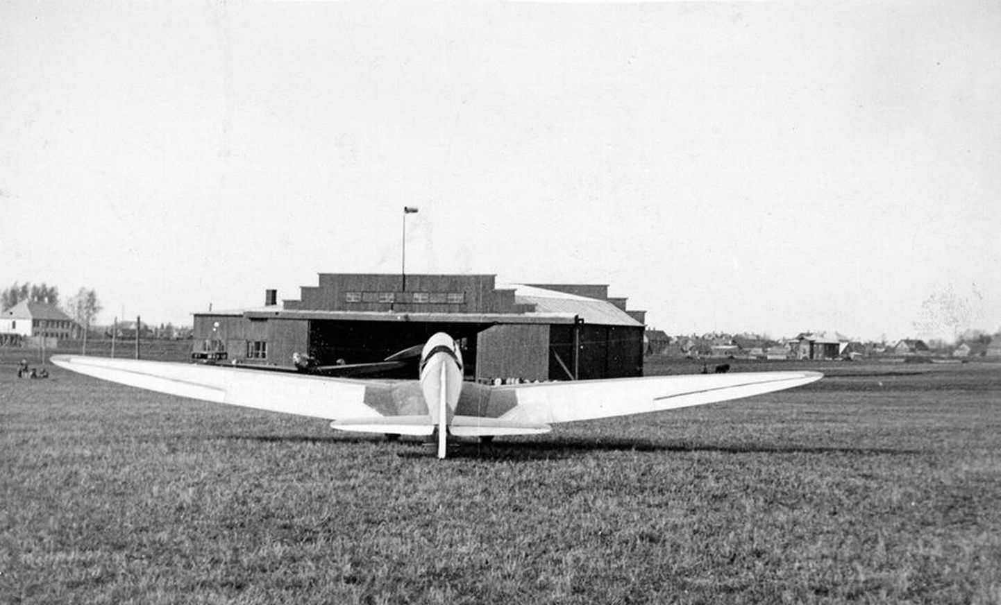Ungern-Stenbergi sportlennuk — monoplaan Viljandi lennuväljal lennukuuri ees aastal 1933 või 1934.