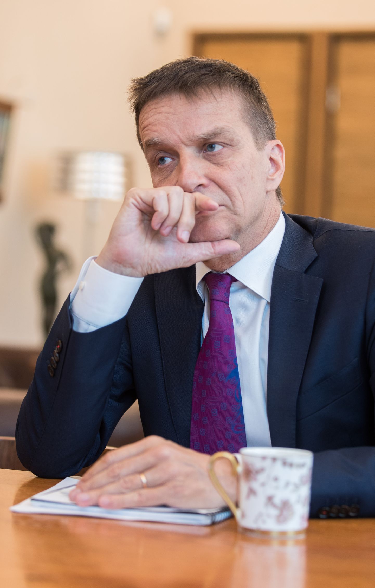 Eesti Panga presidendi Ardo Hanssoni sõnul võib teise sama vabatahtlikuks muutmisega kaasneda majanduse ülekuumenemine ja kinnisvarahindade liiga kiire tõus.