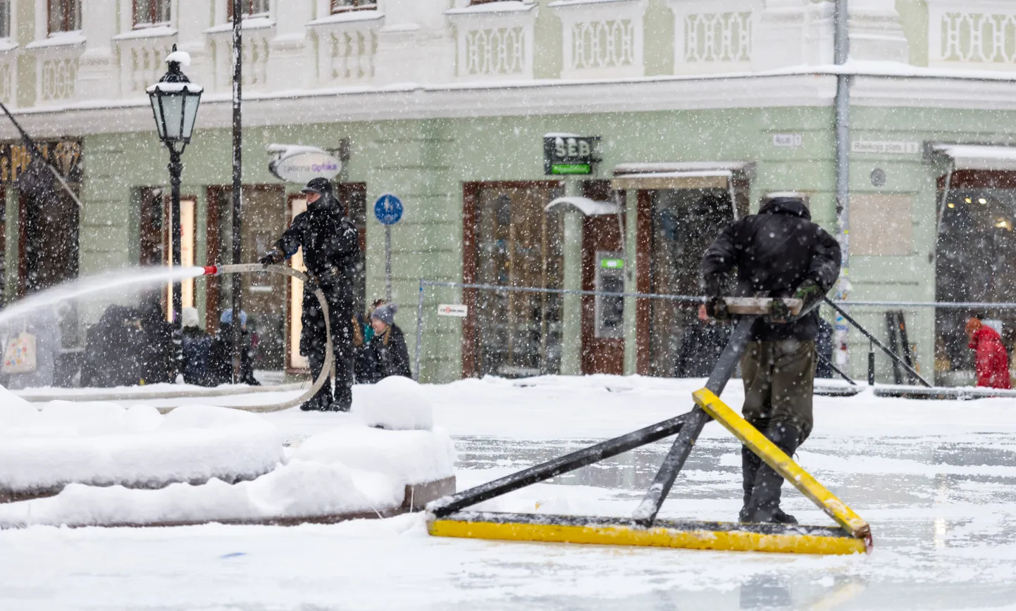 Raekoja platsil käis neljapäeva hommikupoolikul vilgas uisuplatsi ehitus.