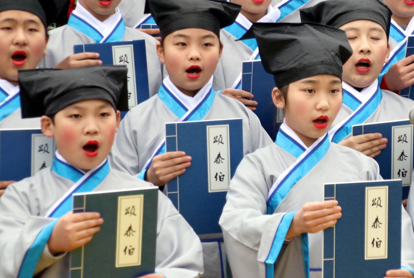Hiina rahvariietes õpilased klassikalisi tekste harjutamas. 