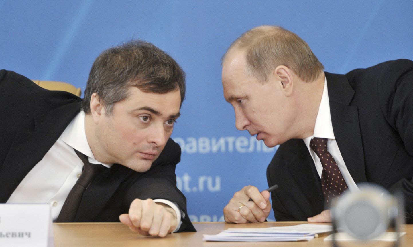 Vladislav Surkov (vasakul) koos Vladimir Putiniga.