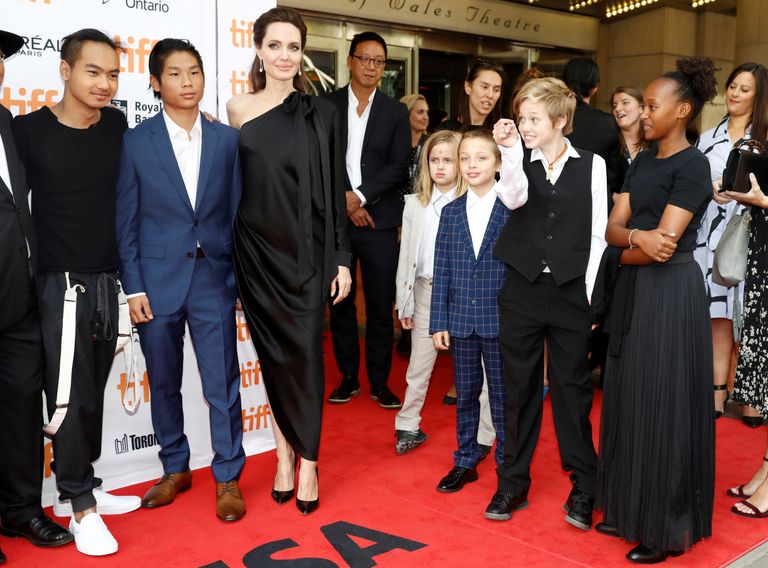 Angelina Jolie ja tema kuus last vasakult paremale: Maddox Jolie-Pitt, Pax Jolie-Pitt, Vivienne Jolie-Pitt, Knox Leon Jolie-Pitt, Shiloh Jolie-Pitt ja Zahara Jolie-Pitt septembris 2017 Kanadas Ontarios