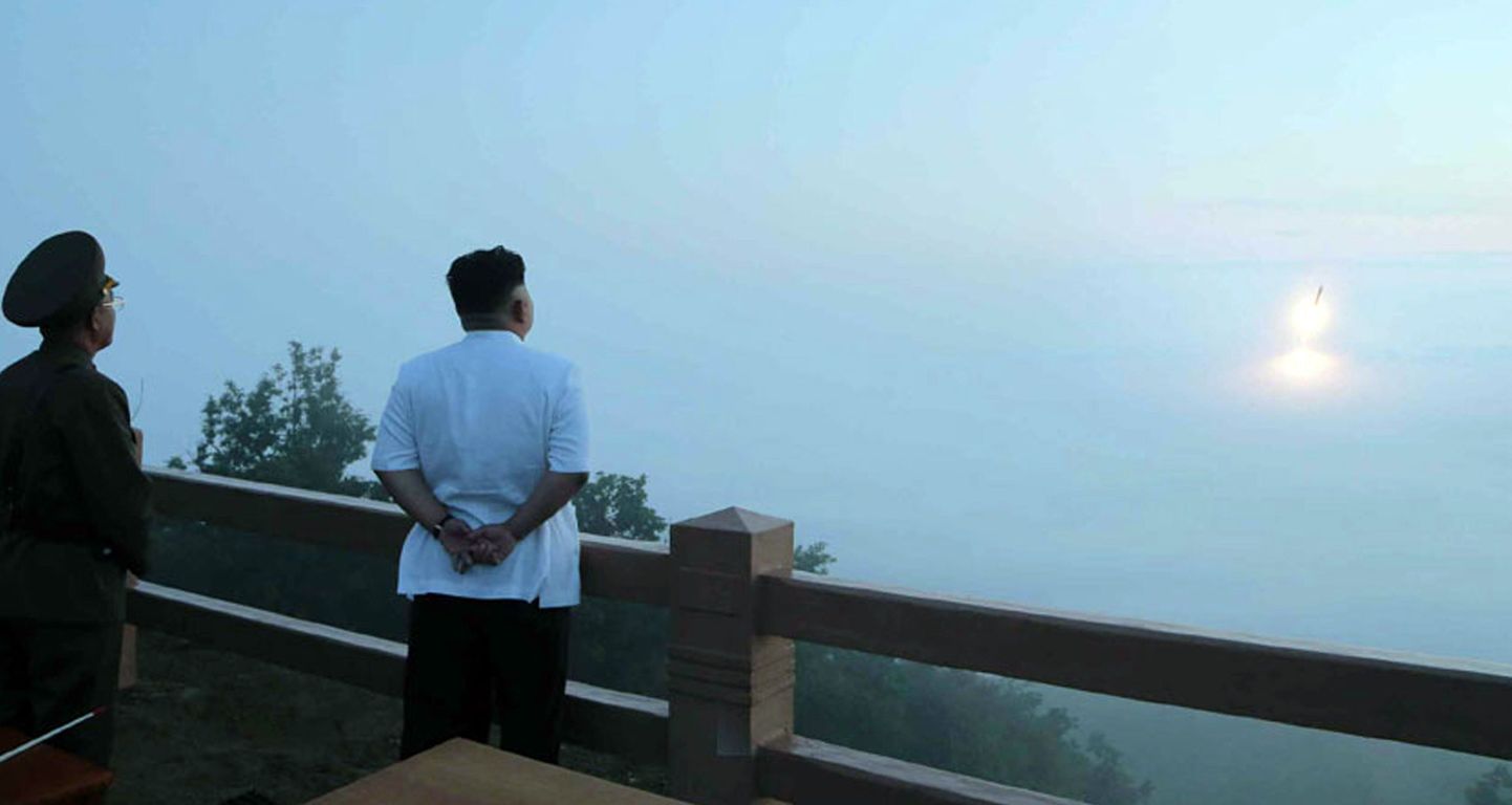 Kim Jong-Un jälgib raketikatsetust.