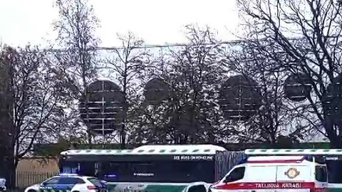VIDEO ⟩ Tallinnas sõitis auto bussile tagant sisse