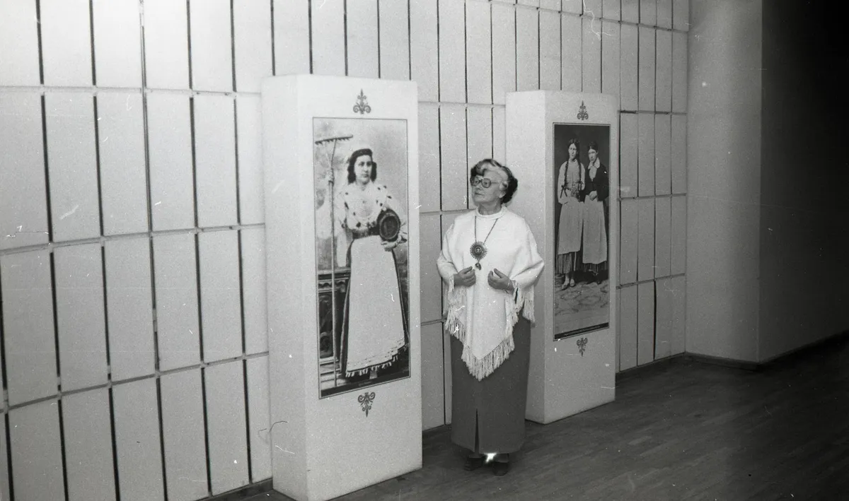 Helju Mikkel ülikooli rahvakunstiansambli 35. aastapäeva juubelikontserdi päeval Vanemuise fuajees 19. aprillil 1980, kandes Anna Raudkatsilt päranduseks saadud sõrmusest tehtud rahvatantsijate talismani. FOTO: