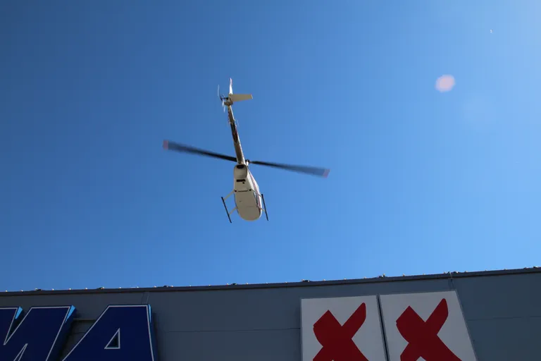 Võru Kagukeskuse parklasse maandus täna linnaelanike üllatuseks helikopter.