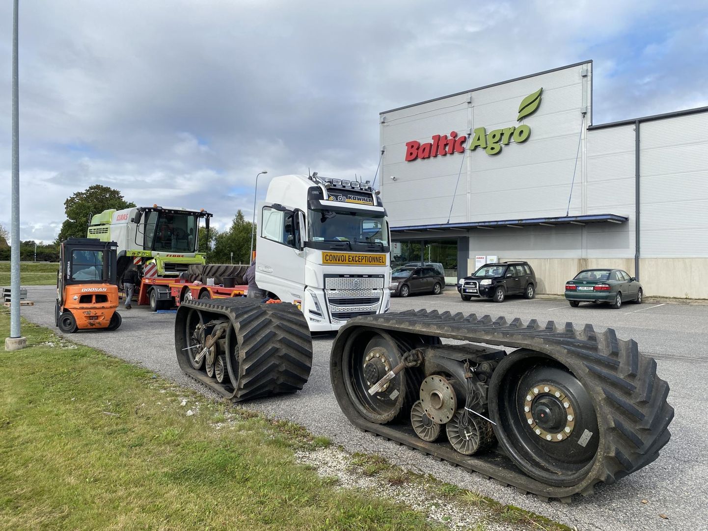 ASi Baltic A­gro Machinery juures pannakse veoki peale kombain, et see uuele omanikule t­oimetada.