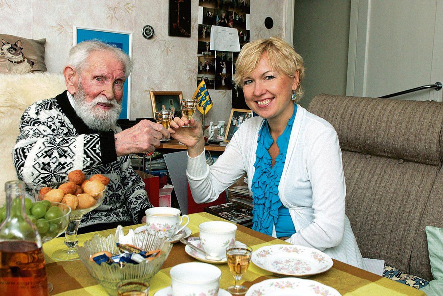 Palju õnne!: täna 106-aastaseks saav Eesti vanim mees Karl Plutus ja Arteri juhataja Ingrid Veidenberg lõid sünnipäevalapse terviseks klaase kokku. «Karl, kas kohtume järgmisel aastal samal ajal?» – «Aga muidugi! Kindla peale! Minu poolt takistusi ei ole!»