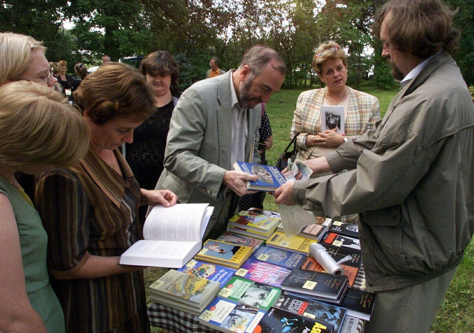 Aeg läheb, Imbi Paju algatus jääb. Fotomeenutus aastast 2000 - Kirjandusteadlane Rein Veidemann ja Andra Veidemann Võtikvere raamatuküla laadal.