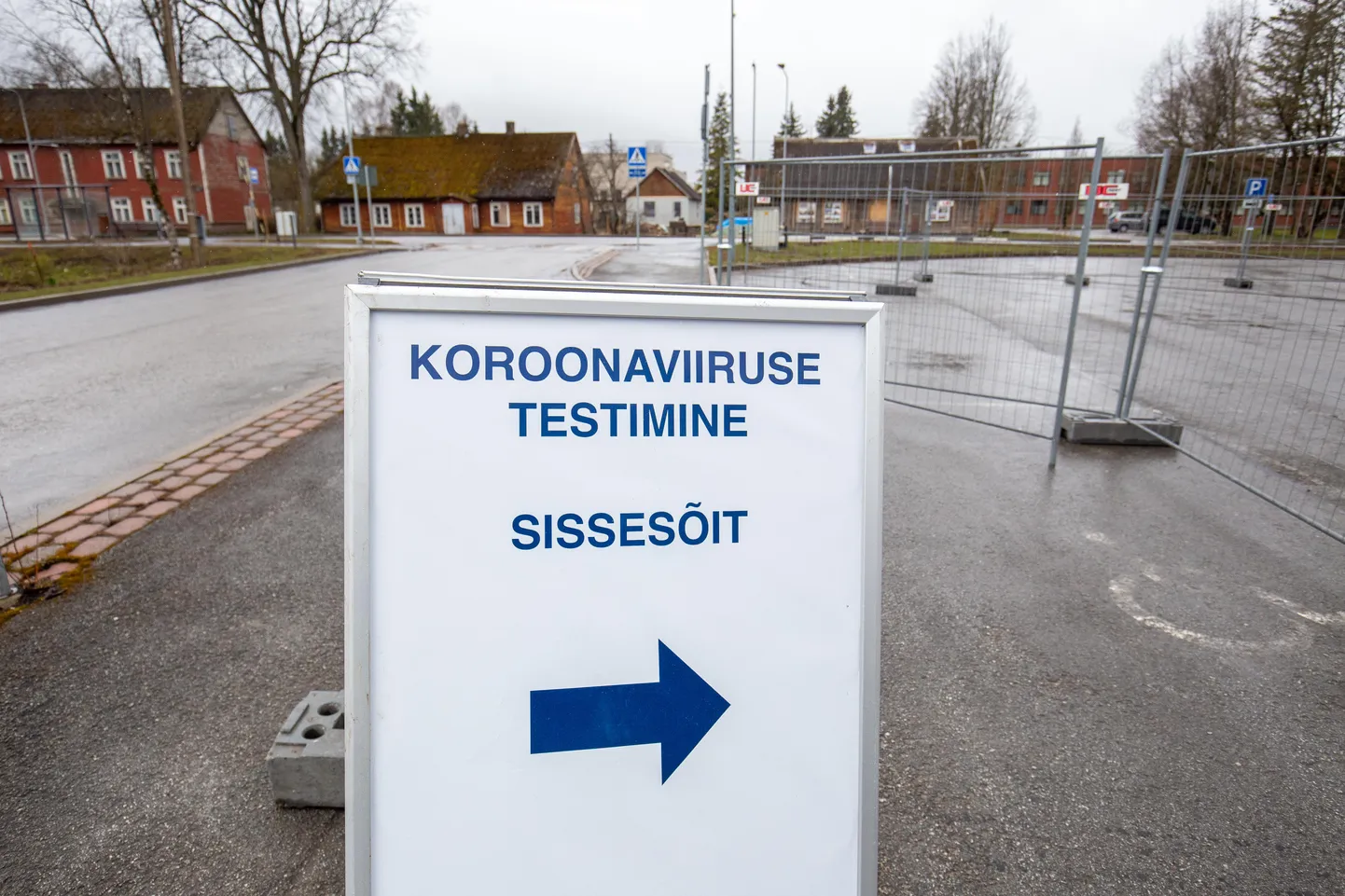 Koroonaviiruse drive-in testimine Paides