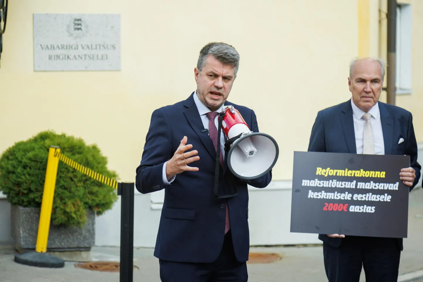 Isamaa esimees Urmas Reinsalu (vasakul) tähendas, et valitsuse maksufestival jätkub.
