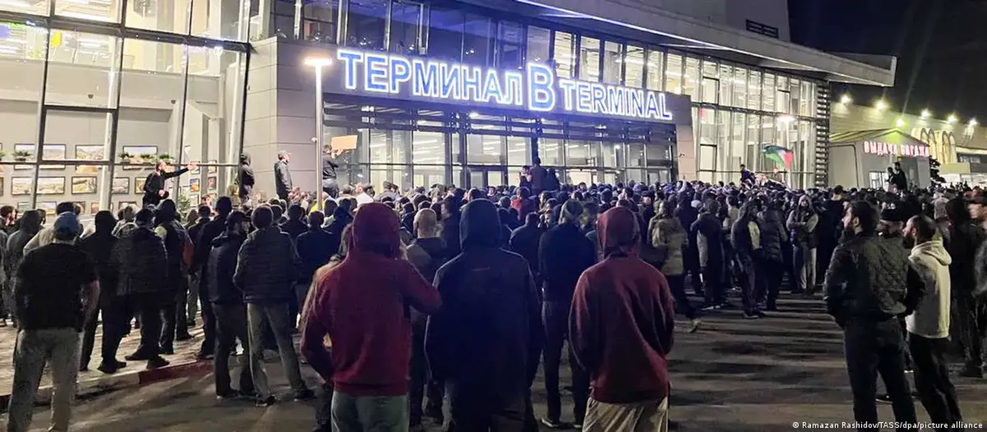 Протестующие у аэропорта Махачкалы