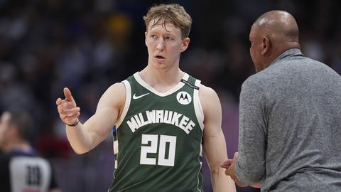 "Bucks" uz četriem gadiem pagarina līgumu ar aizsargu Grīnu