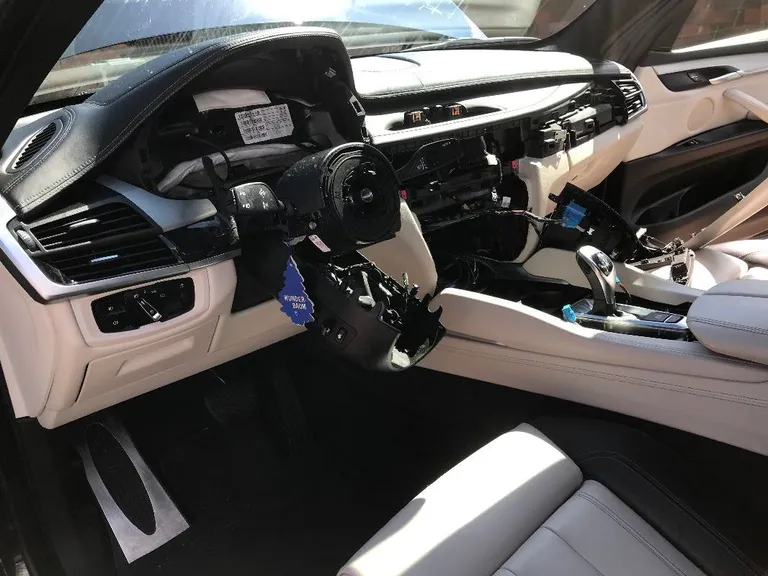 Rüüstatud BMW maastur.