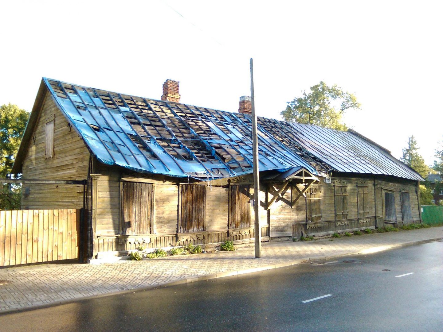 Maja aadressil Kungla 13 on muinsuskaitseameti andmeil ehitatud 19. sajandi keskel või teisel poolel. Hiljemalt 15. oktoobriks peaks see uue katuse saama.