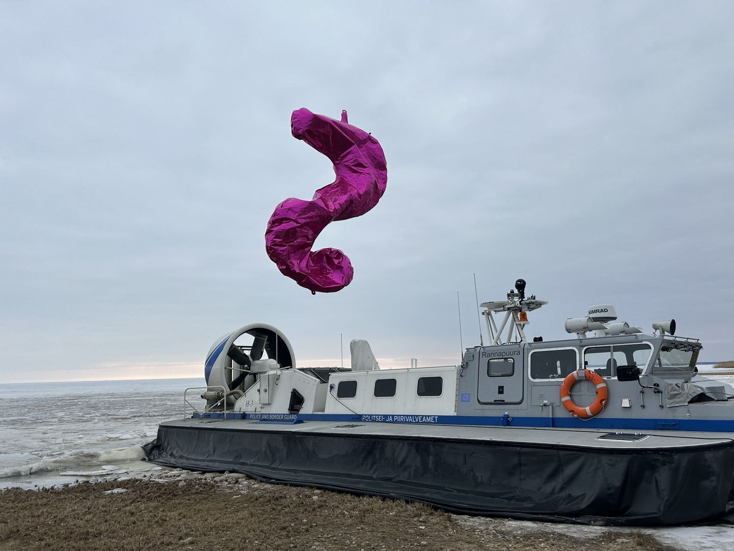 Piirivalvurid ajasid Peipsi peal hõljukiga taga Venemaalt üle piiri lennanud roosakat merihobu kujulist õhupalli.