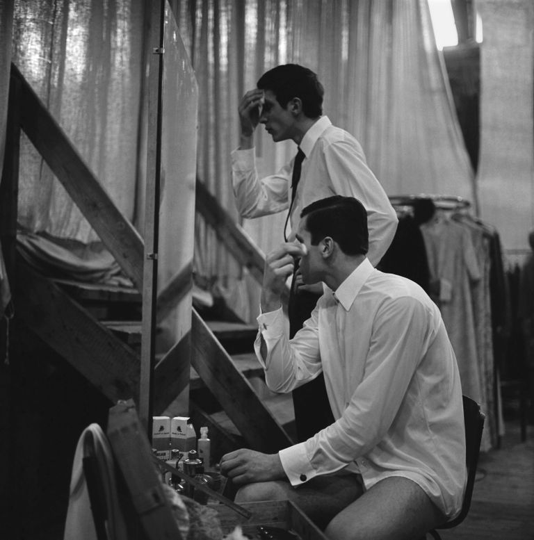 Meesmannekeenid valmistumas moedemonstratsiooniks. Kevad 1968. Foto näituselt «Kaadris ja kaadri taga. Boris Mäemetsa moefoto»