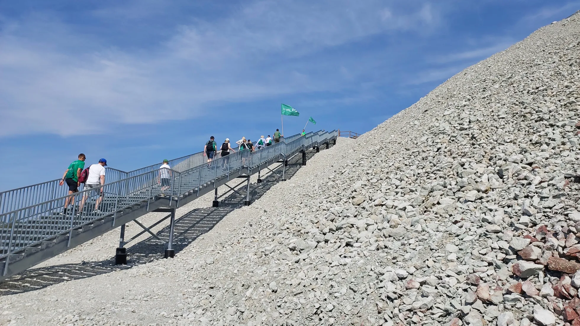 Чтобы забраться на террикон шахты "Estonia", придется по пешеходной дорожке и лестнице с перилами подняться на высоту более 60 метров над подножием. Зато с вершины в ясный день можно увидеть большую часть Ида-Вирумаа.