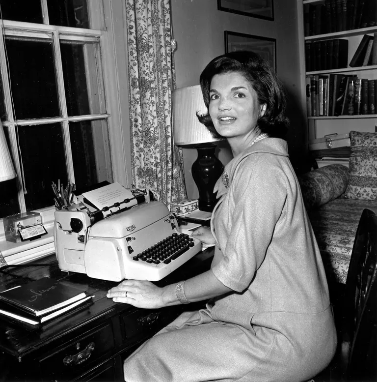 Jackie Kennedy aastal 1960 kirjutamas kolumnit presidendikandidaadi abikaasa elust. FOTO: AP/Scanpix
